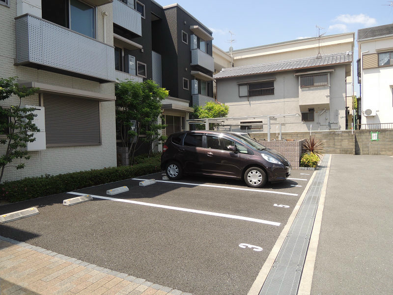 エクセランコート東山本 駐車場