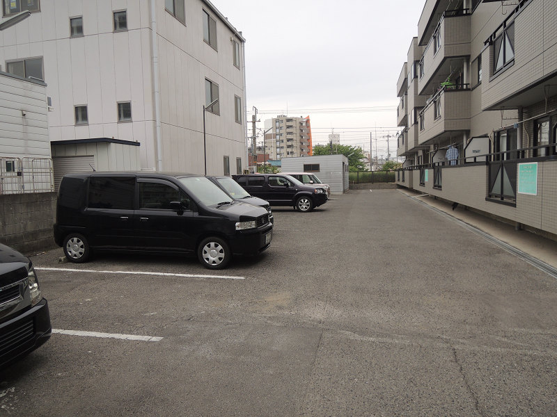 コンフォルト四季 駐車場
