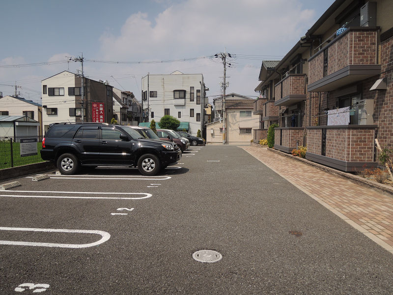 ソレアードピネ 駐車場