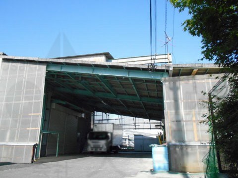宮町工場 南側 屋根つきです