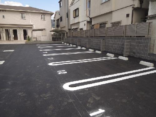 アット　グレーヌ 駐車場