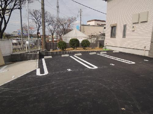 アット　グレーヌ 駐車場