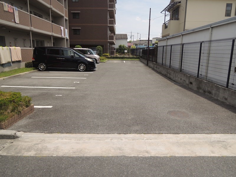 エクセレンス青山 駐車場
