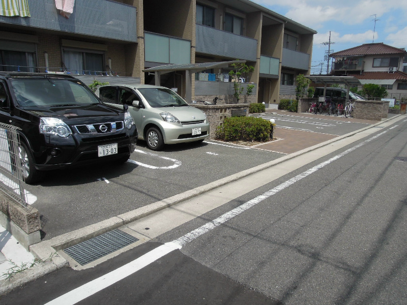シャーメゾン東太子 駐車場