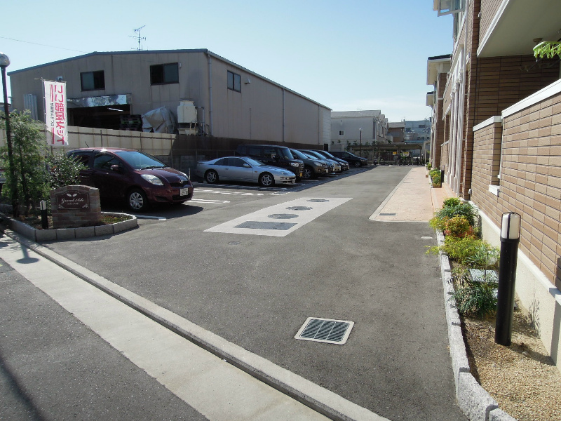 グランアイル 駐車場