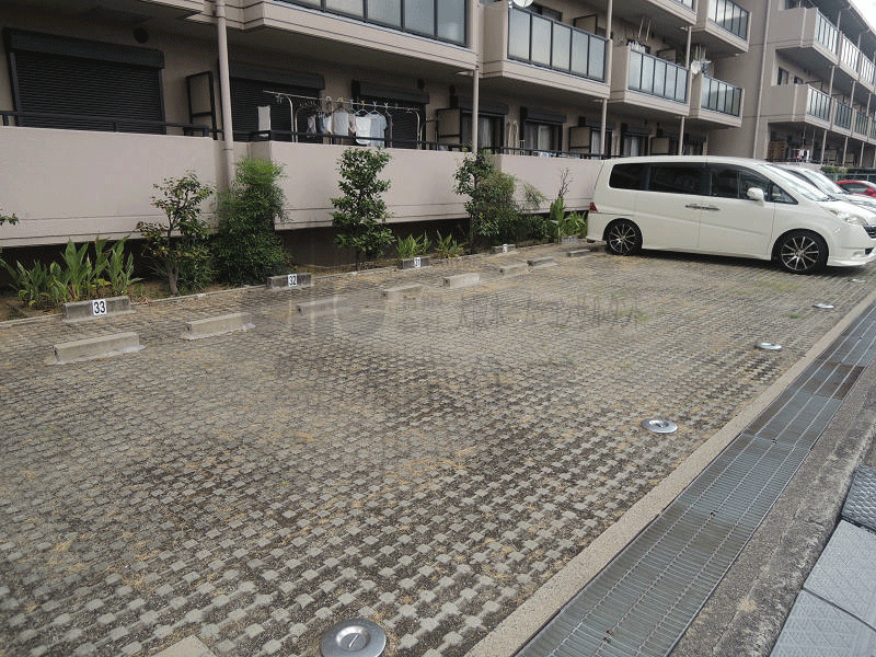 シャルルコートラペ 駐車場