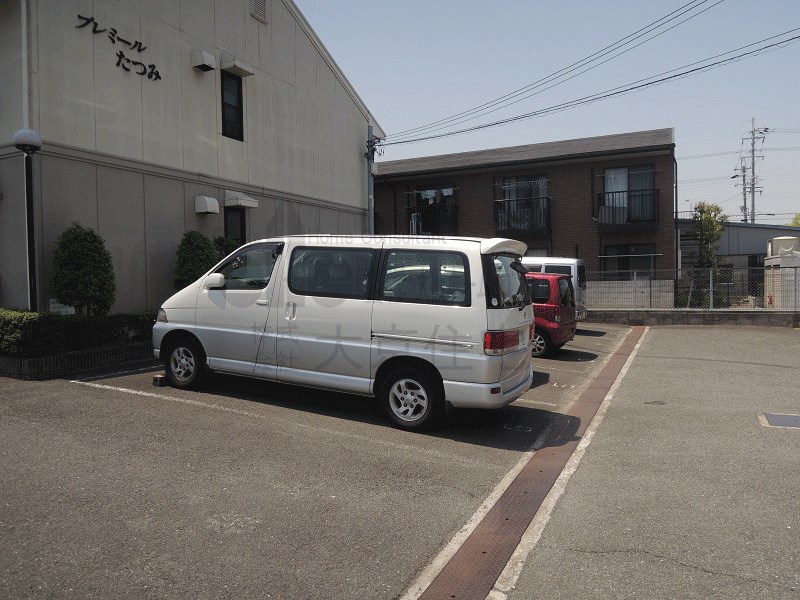 プレミールたつみ 駐車場