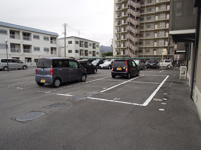 ファミール北山本 駐車場