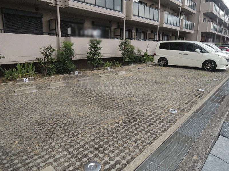 シャルルコートラぺ 駐車場