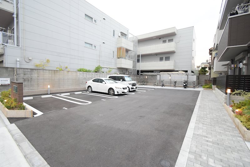 アークグレイス源氏ケ丘 駐車場